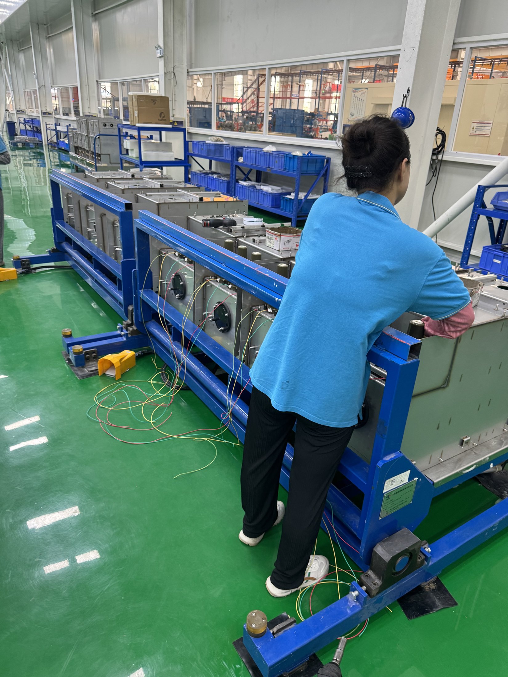 Gas tank bushing and insulator assembly workstation